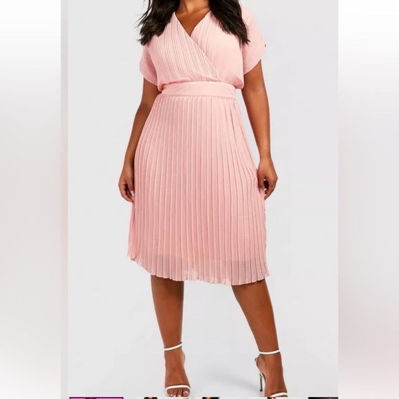 NWT Boohoo PLUS OCCASION
PLEATED Wrap MIDI DRESS Blush size 14 - Picture 1 of 12